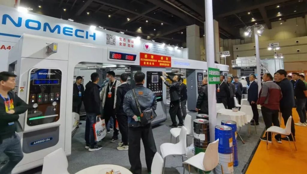 通澤攜帶全球首臺（套）多功能三合一無溶劑復(fù)合平臺機(jī)型亮相鄭州